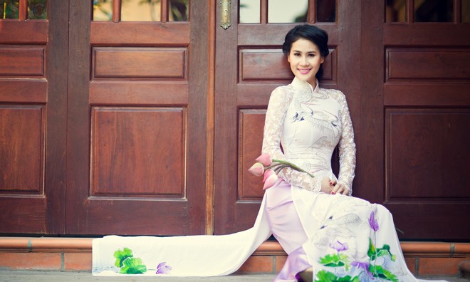 Thân Thúy Hà tươi trẻ với áo dài đi vãn cảnh chùa Thân Thúy Hà tươi trẻ với áo dài đi vãn cảnh chùa