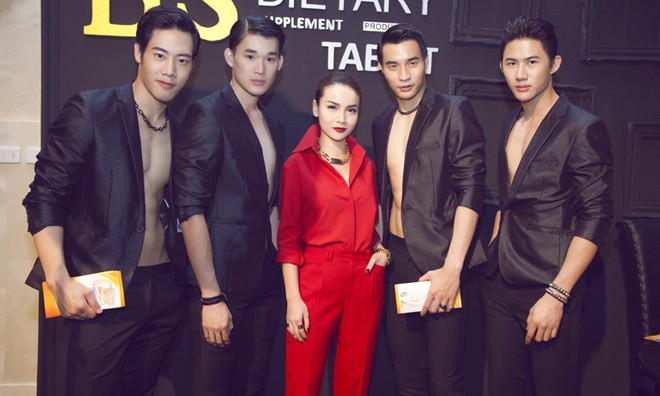 Yến Trang 'chuẩn men' bên dàn mẫu nam Thái Lan Yến Trang 'chuẩn men' bên dàn mẫu nam Thái Lan