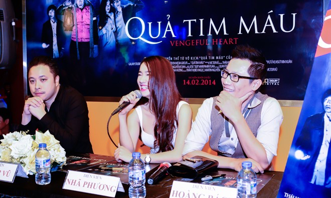 'Quả tim máu' phá vỡ kỷ lục với doanh thu 24 tỷ đồng Đoàn làm phim Quả tim máu giao lưu cùng khán giả.