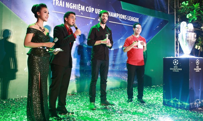 Á hậu Hoàng Oanh gợi cảm đón Van Nistelrooy Á hậu Hoàng Oanh giao lưu cùng danh thủ Van Nistelrooy.