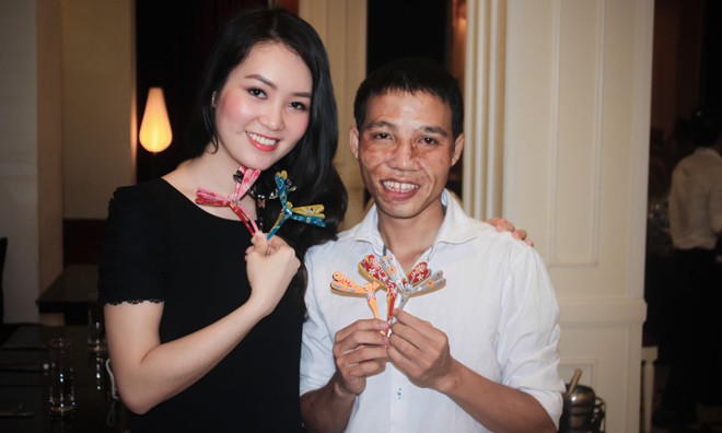 Á hậu Thụy Vân làm từ thiện cùng 'cậu bé không mặt' Á hậu Thụy Vân và 'cậu bé không có khuôn mặt' Nguyễn Đức Huynh.