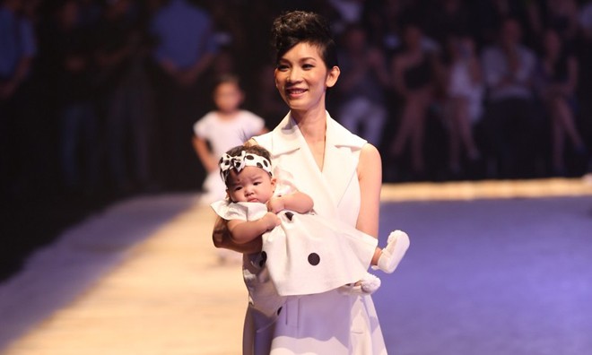 Xuân Lan bế con đi catwalk trong show Đỗ Mạnh Cường Xuân Lan bế con đi catwalk trong show Đỗ Mạnh Cường