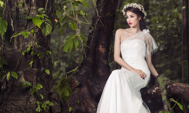 Á hậu Phạm Hương làm cô dâu gợi cảm trong rừng Á hậu Phạm Hương làm cô dâu gợi cảm trong rừng