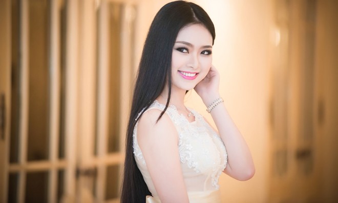 Hoa hậu dân tộc Ngọc Anh mặc váy ren trắng muốt gợi cảm Hoa hậu dân tộc Ngọc Anh mặc váy ren trắng muốt gợi cảm