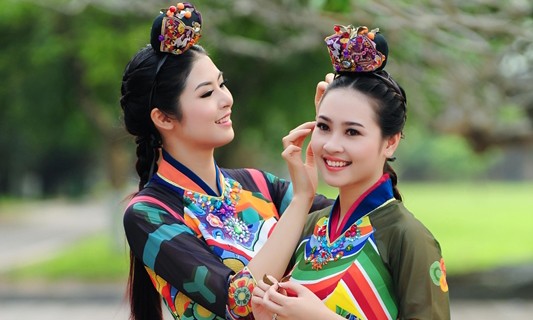 Ngọc Hân, Tôn Nữ Na Uy khoe sắc với áo dài Ngọc Hân, Tôn Nữ Na Uy khoe sắc với áo dài