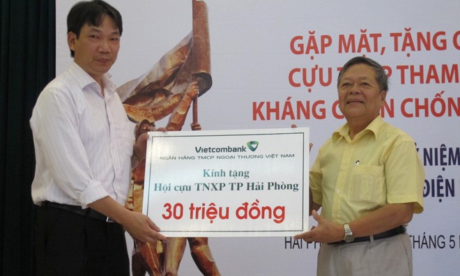 Tri ân cựu Thanh niên xung phong chống Pháp Ông Nguyễn Đức Thành, PGĐ Vietcombank Hải Phòng trao 30 triệu đồng cho Hội cựu TNXP Hải Phòng.