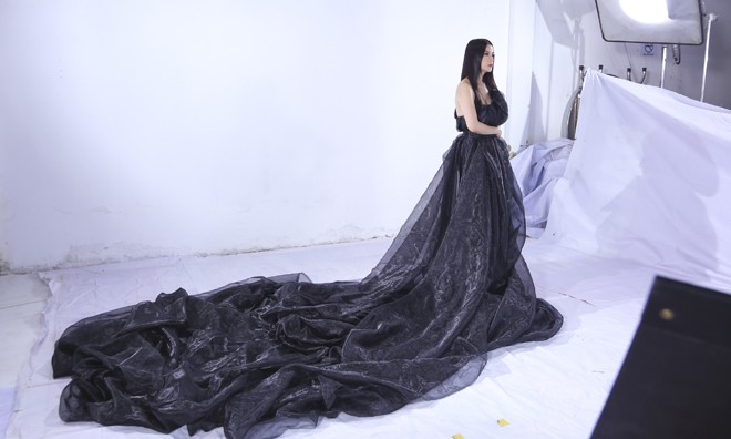 Thí sinh thi nhau tạt sơn vào váy của Trương Ngọc Ánh Thí sinh thi nhau tạt sơn vào váy của Trương Ngọc Ánh