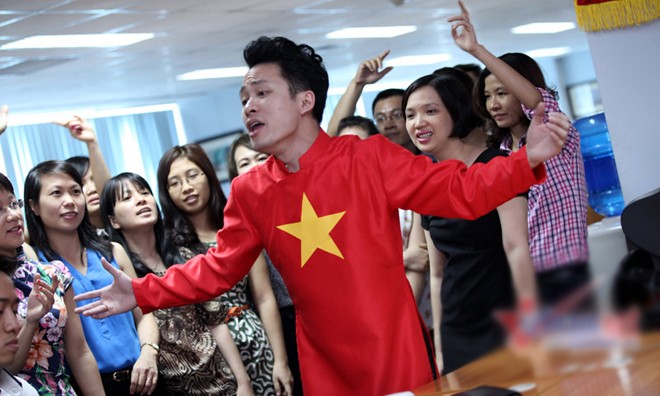Tùng Dương, Trọng Tấn tính làm liveshow ở Trường Sa Tùng Dương hát trong buổi giao lưu. Ảnh: VietNamNet.