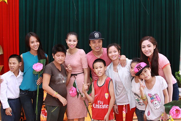 Á hậu Phạm Hương đến thăm trẻ nhiễm độc da cam Á hậu Phạm Hương đến thăm trẻ nhiễm độc da cam