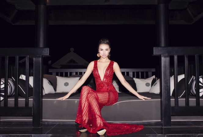 Mai Phương Thúy, Hồng Quế 'đọ' đường cong hoàn hảo Hồng Quế quyến rũ với váy dạ hội đỏ rực.