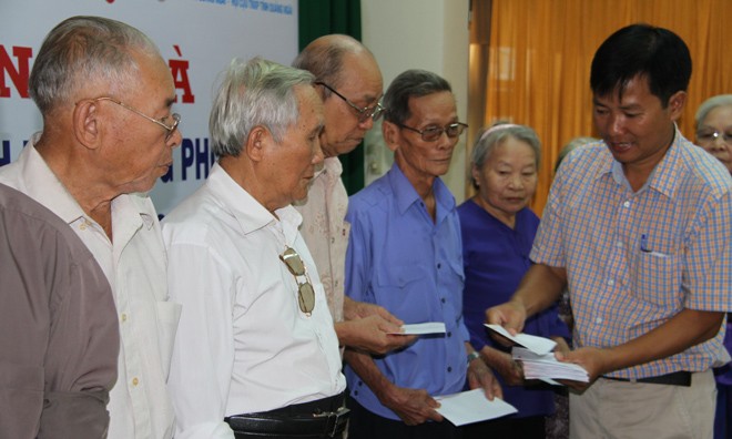 Tặng quà cựu thanh niên xung phong thời chống Pháp tại Quảng Ngãi Đại diện báo Tiền Phong trao quà cho các cựu TNXP tại Quảng Ngãi.