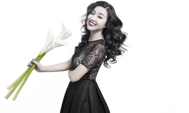 Lê Khánh tươi hơn hoa khi chụp ảnh thời trang Lê Khánh tươi hơn hoa khi chụp ảnh thời trang
