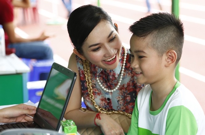 Kim Hiền quấn quýt con trai trước khi sang Mỹ kết hôn Kim Hiền quấn quýt bên con trai.