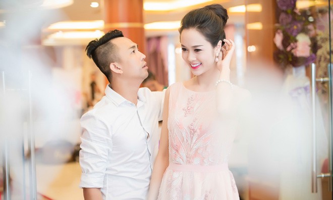 Vũ Ngọc Anh được 'trai lạ' chăm sóc nhiệt tình khi dự tiệc Vũ Ngọc Anh được 'trai lạ' chăm sóc nhiệt tình khi dự tiệc.
