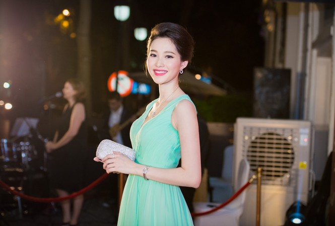 Hoa hậu Thu Thảo thanh lịch, gợi cảm dự tiệc ở Hà Nội Hoa hậu Thu Thảo thanh lịch, gợi cảm dự tiệc ở Hà Nội