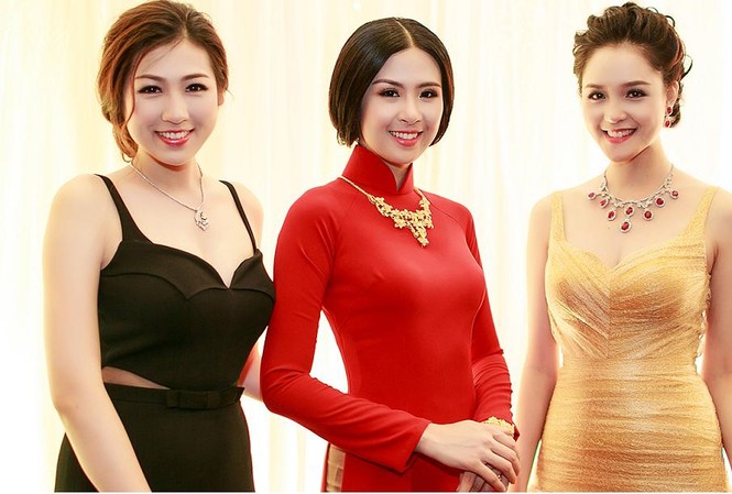 Á hậu Tú Anh, Hoàng Anh 'đọ' đường cong quyến rũ Á hậu Tú Anh, Hoàng Anh 'đọ' đường cong quyến rũ
