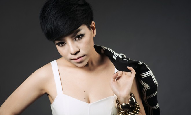 Minh Chuyên khoe vòng một quyến rũ Minh Chuyên cá tính và quyến rũ trong album đầu tay.