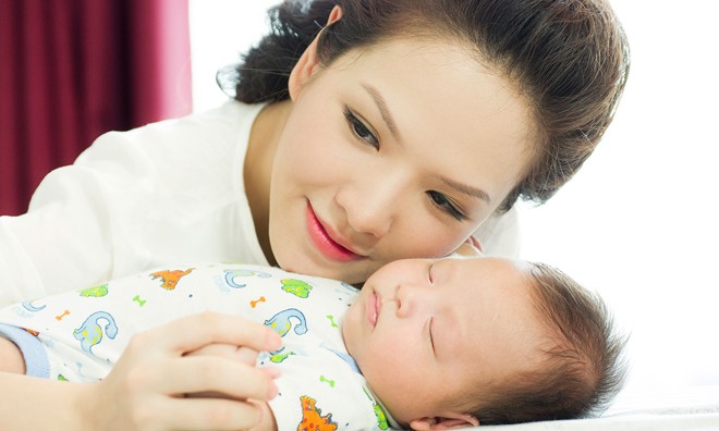 Đan Lê rạng ngời xinh đẹp khoe quý tử thứ hai Đan Lê rạng rỡ và xinh đẹp bên con trai thứ hai.