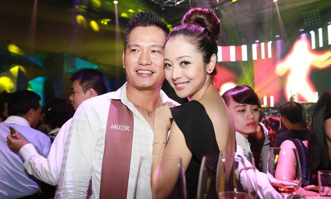 Jennifer Phạm tình tứ ôm chặt ông xã không rời Jennifer Phạm tình tứ ôm chặt ông xã.