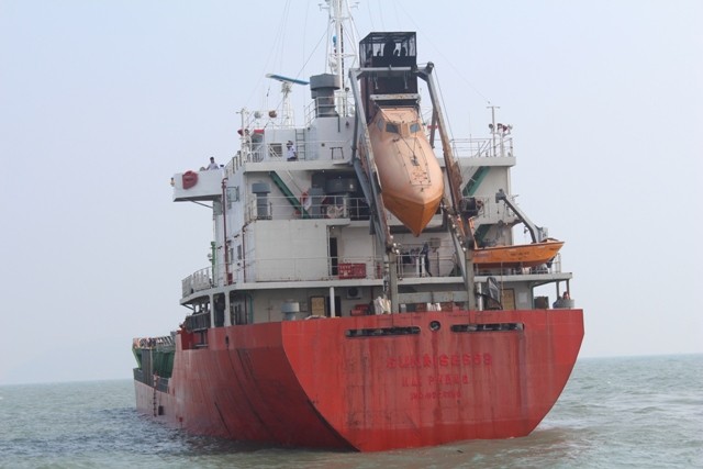 Khám nghiệm hiện trường tàu Sunrise 689 Đến 5h sáng nay, tàu Sunrise đã được tàu Cảnh sát biển lai dắt về đến vị trí phao số 0 sớm hơn dự kiến. Ảnh Cảnh sát biển