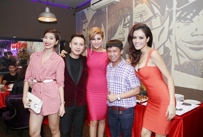 Mẫu lai Lily Nguyễn sexy lấn át dàn người đẹp Việt Lily Nguyễn (ngoài cùng bên phải) nổi bật bởi vẻ ngoài sexy và táo bạo của mình.