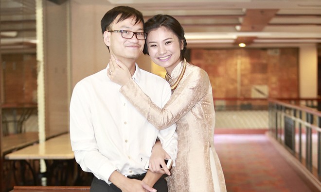 Diễn viên Diệu Hương tình tứ ông xã chốn đông người Diệu Hương tình tứ bên ông xã ở sự kiện.