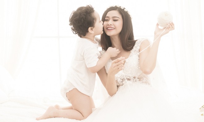 Trương Quỳnh Anh mặc váy cưới, khoe con trai trong MV mới Trương Quỳnh Anh và con trai Shushi trong MV "Đã bao giờ yêu".