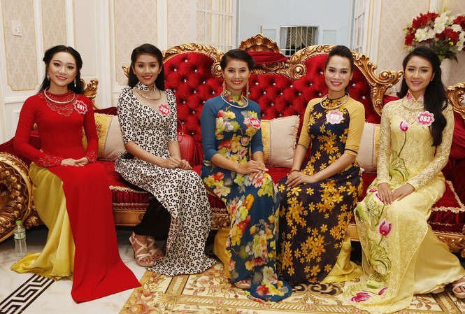Thí sinh duyên dáng với áo dài của NTK Ngô Nhật Huy Thí sinh chụp ảnh trong khuôn viên nhà Công tử Bạc Liêu. Ảnh: Hồng Vĩnh.