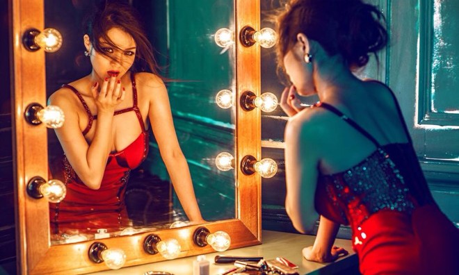 Thủy Top lại gây 'sốt' với bộ ảnh bốc lửa, gợi cảm Sau khi hoàn thành công việc học tập tại Mỹ, Thủy Top đã chính thức trở về Việt Nam để hoạt động nghệ thuật và kinh doanh. Hiện tại cô đang nắm giữ vai trò phụ trách biên tập của một kênh truyền hình thời trang đình đám (Fashion TV Việt Nam).