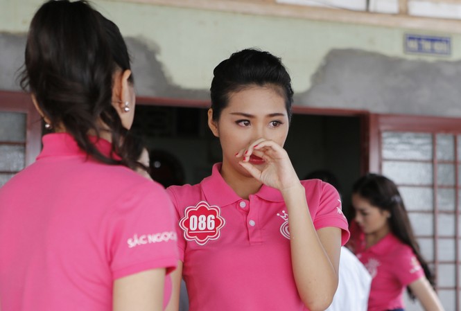 Nước mắt thí sinh hoa hậu ở nhà người cựu tù Phú Quốc Thí sinh rớt nước mắt khi tới thăm nhà của người cựu tù Phú Quốc Phạm Hồng Phước.