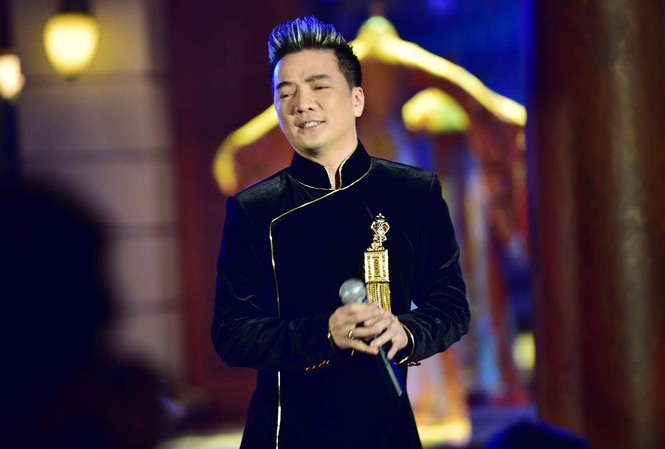 Mr. Đàm bỏ làm giám khảo The Voice để làm phim về chính mình Mr. Đàm tiết lộ vào năm tới, anh sẽ dừng mọi hoạt động như giám khảo các cuộc thi hát như Xfactor, The Voice… để bắt tay vào sản xuất bộ phim về chính cuộc đời mình.