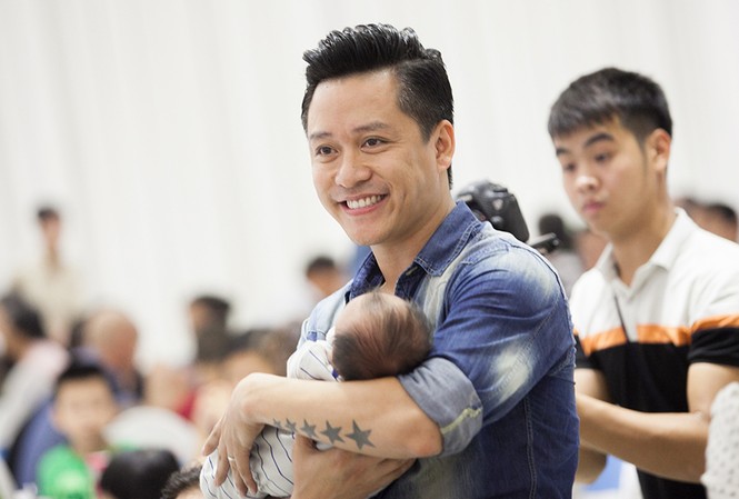 Tuấn Hưng nũng nịu làm lễ đầy tháng cho con trai Tuấn Hưng hạnh phúc trong lễ đầy tháng con trai.