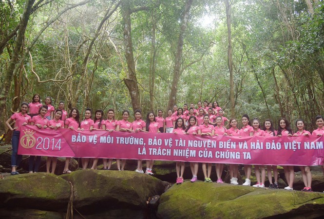 Thí sinh Hoa hậu Việt Nam lên rừng, xuống biển Các thí sinh trong buổi dã ngoại sáng nay. Ảnh: Hồng Vĩnh.