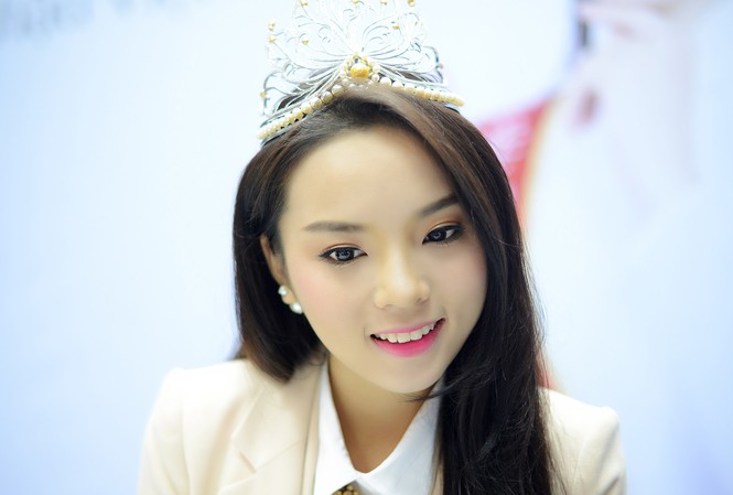 Kỳ Duyên trích tiền thưởng làm từ thiện Hoa hậu Kỳ Duyên trong buổi giao lưu trực tuyến sáng nay. Ảnh: Zing