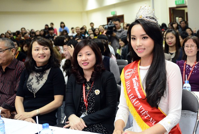 Sinh viên ĐH Ngoại thương nồng ấm chào đón Hoa hậu Kỳ Duyên Hoa hậu Kỳ Duyên trong buổi giao lưu. Ảnh: Tuấn Mark.