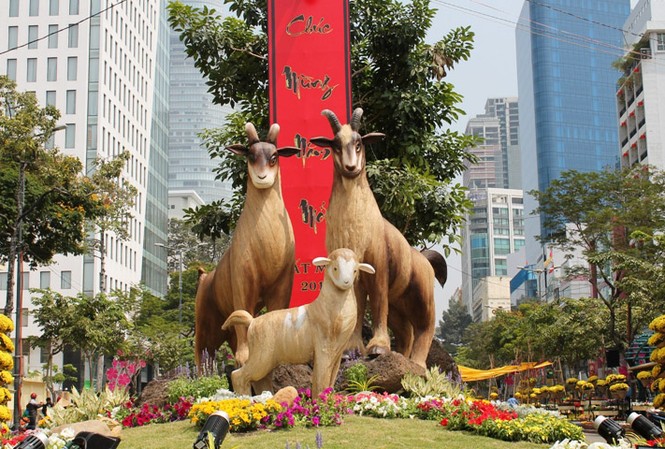 Người Sài Gòn háo hức chờ đường hoa mở cửa Đại cảnh ở cổng chào của đường hoa Tết Ất Mùi 2015. Ảnh Việt Văn.