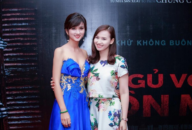 Lã Thanh Huyền thơm má Kim Tuyến khi đi xem phim ma Tối 7/5, Lã Thanh Huyền và dàn sao phía Bắc tới thưởng thức bộ phim 'Ngủ với hồn ma' do Kim Tuyến thủ vai chính.