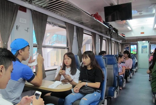 Chạy tàu chất lượng cao Hà Nội – Thanh Hóa vào cuối tuần Hành khách trong chuyến tàu khai trương.