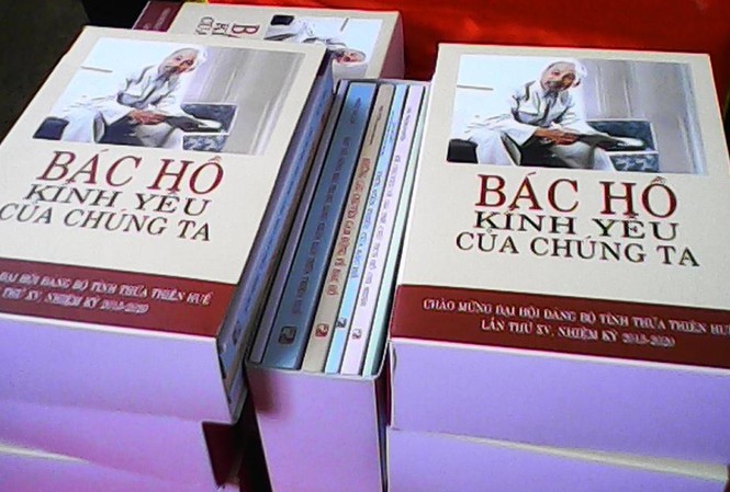 TT-Huế giới thiệu bộ sách về Chủ tịch Hồ Chí Minh TT-Huế giới thiệu bộ sách về Chủ tịch Hồ Chí Minh