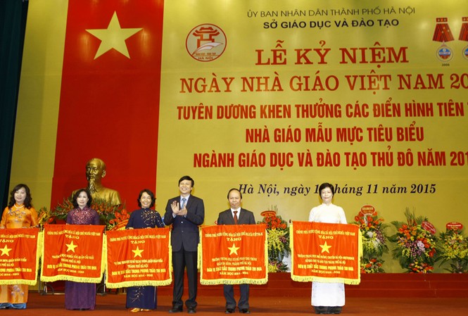 Hà Nội vinh danh hơn 400 tập thể, giáo viên tiêu biểu Thứ trưởng Nguyễn Vinh Hiển trao Cờ thi đua, bằng khen của Bộ GD&ĐT cho các cá nhân, tập thể.