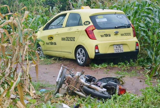 Taxi tông chết cô gái mang thai 9 tháng Hiện trường vụ tai nạn giao thông.