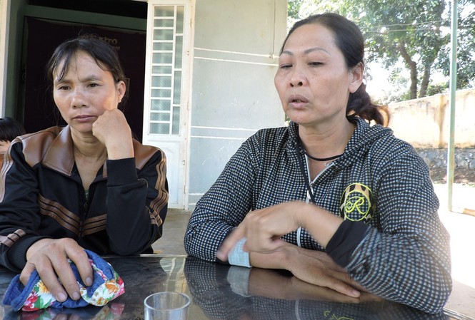 Vụ tử vong bất thường tại trại tạm giam: Đột quỵ khi đang tập chống đẩy? Mẹ của Quyền (áo da màu đen) đau buồn trước cái chết của con.