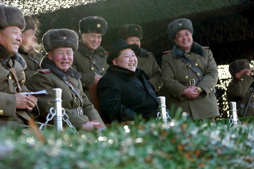 Kim Jong-un tươi cười xem diễn tập không quân Lãnh đạo Triều Tiên Kim Jong-un chỉ đạo cuộc diễn tập không quân. Ảnh: KCNA