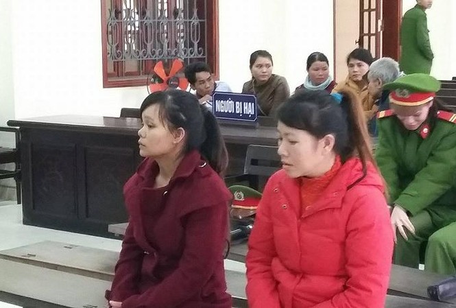 Hai “mẹ mìn” buôn bán trẻ em “chia nhau” 15 năm tù Hai bị cáo trong phiên xét xử ngày 23/2.