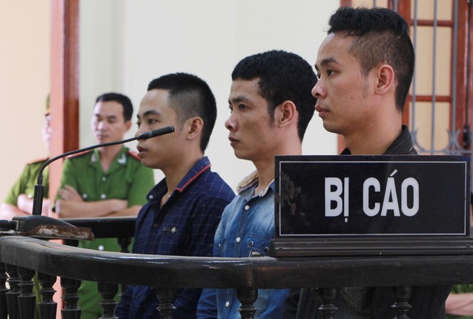 Thấy em trai bị chém, rút súng bắn chết đối thủ Các bị cáo tại phiên phúc thẩm.
