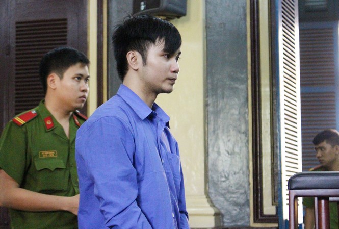 Cô gái thoát chết khi bị người yêu cũ siết cổ bằng dây điện Bị cáo Bùi Đức Tài trước vành móng ngựa. Ảnh: Tân Châu.