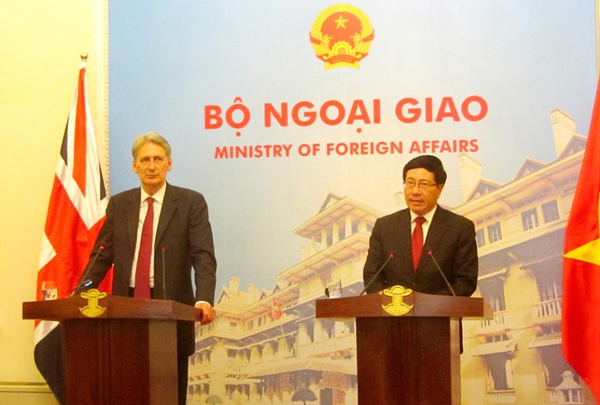 Anh phản đối quân sự hóa ở biển Đông Phó Thủ tướng, Bộ trưởng Ngoại giao Phạm Bình Minh và Ngoại trưởng Anh Philip Hammond tại cuộc họp báo chung hôm 12/4 tại Hà Nội.