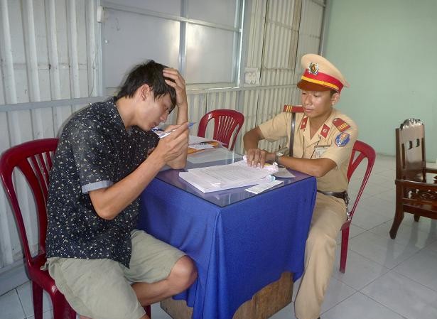 'Ma men' đánh võng, ép xe CSGT như phim Tài xế lái xe Đỗ Duy Nguyện tại cơ quan công an.