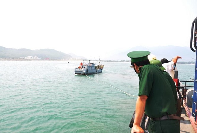 Cứu thành công tàu cá Trung Quốc gặp nạn trên biển Sau nhiều ngày bị gián đoạn do thời tiết xấu, vào sáng 20/4, lực lượng Biên phòng và Cảng vụ TT-Huế đã nỗ lực cứu hộ thành công, đưa tàu cá Trung Quốc ra khỏi khu vực nguy hiểm, chuyển về neo đậu an toàn tại cảng Chân Mây.