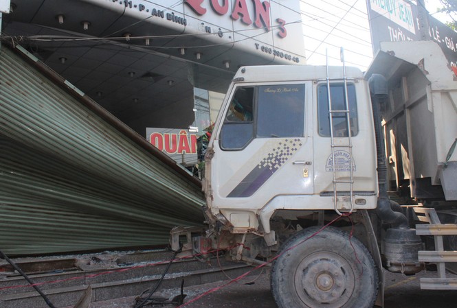 Xe ben gây tai nạn liên hoàn rồi đâm hỏng hai nhà dân Chiếc xe ben đâm sập phần trước hai căn nhà.